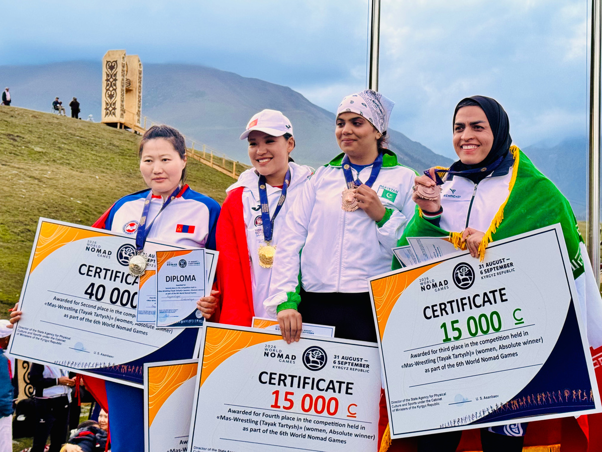 Iqra Naseeb on the podium with her bronze medal certificate